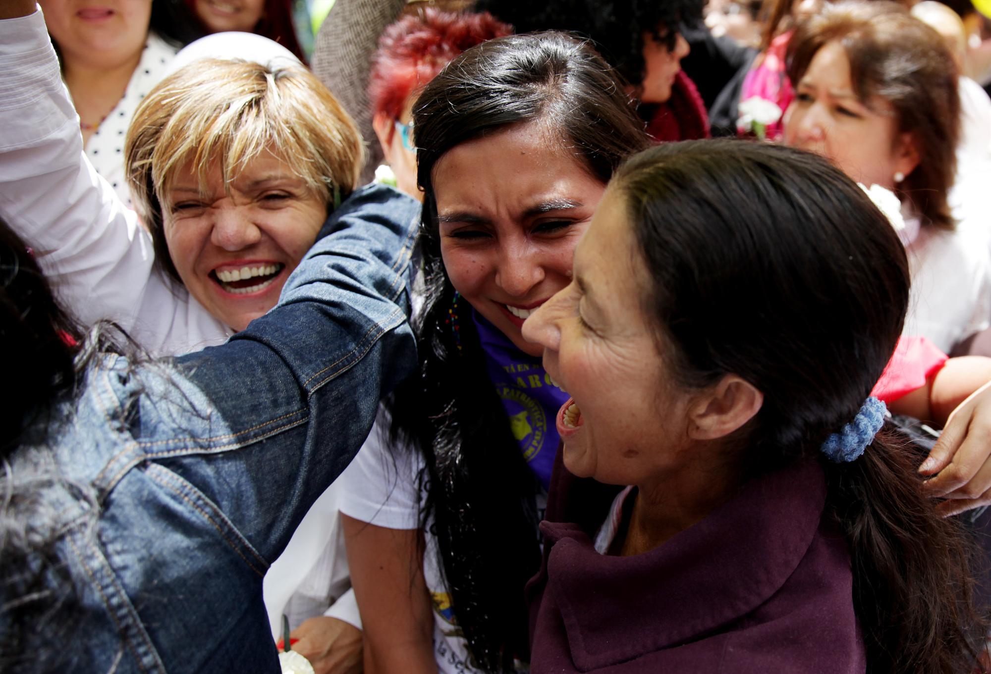 Cientos de personas se reúnen para celebrar el acuerdo firmado en La Habana del cese el fuego y dejación de armas entre el Gobierno colombiano y la guerrilla de las FARC hoy, 23 de junio de 2016, en Bogotá (Colombia). 