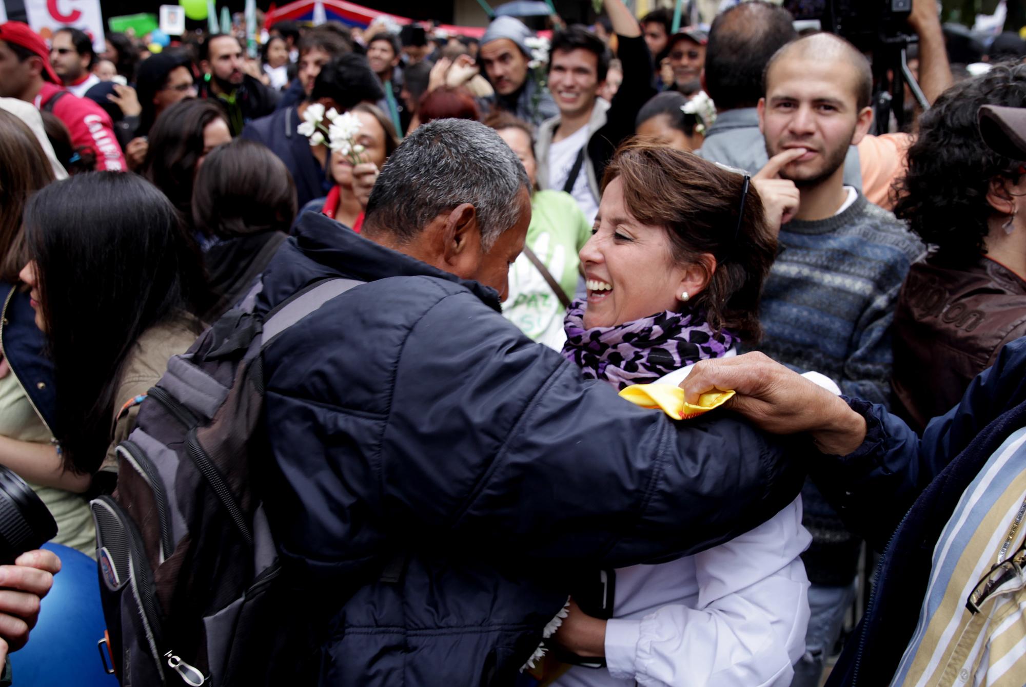 Cientos de personas se reúnen para celebrar el acuerdo firmado en La Habana del cese el fuego y dejación de armas entre el Gobierno colombiano y la guerrilla de las FARC hoy, 23 de junio de 2016, en Bogotá (Colombia). 