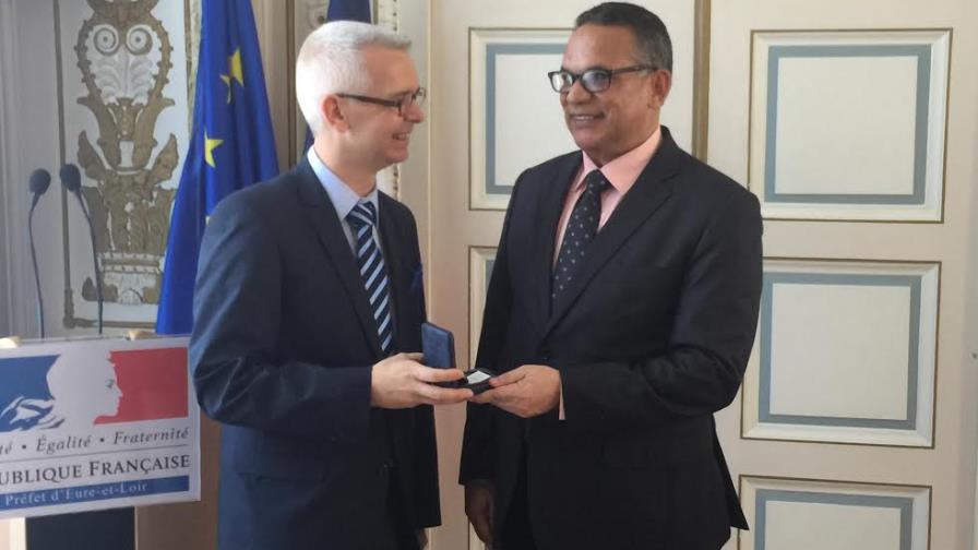 Reconocen en Francia al ministro de Administración Pública 