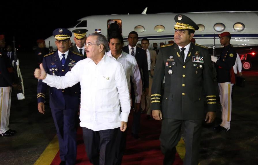 Presidente Medina regresa al país desde Cuba
