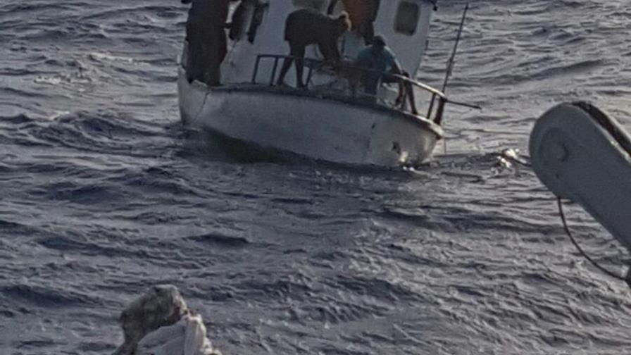 Armada Dominicana rescata 11 tripulantes a bordo de embarcación de pesca 