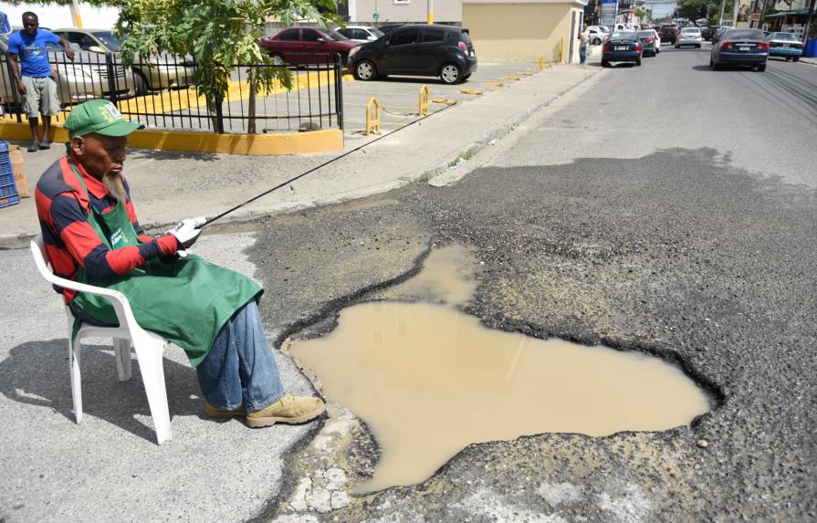 Demandan bacheo de hoyos en Ensanche Evaristo Morales