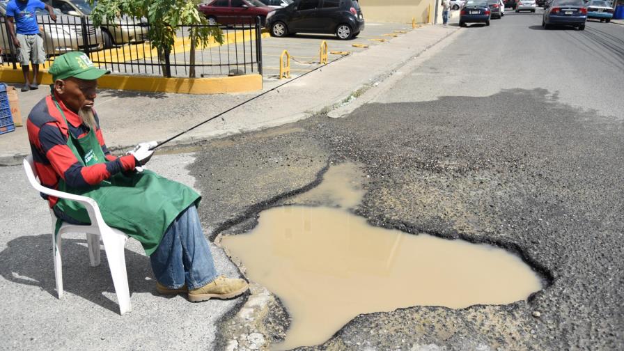 Demandan bacheo de hoyos en Ensanche Evaristo Morales
