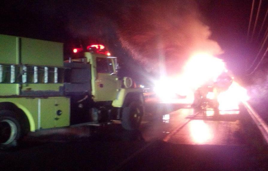 Una yipeta se incendia debajo de un camión en la carretera Autovía de Este 