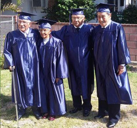 Ancianos EE.UU. se graduan tras 71 años de dejar escuela por guerra mundial