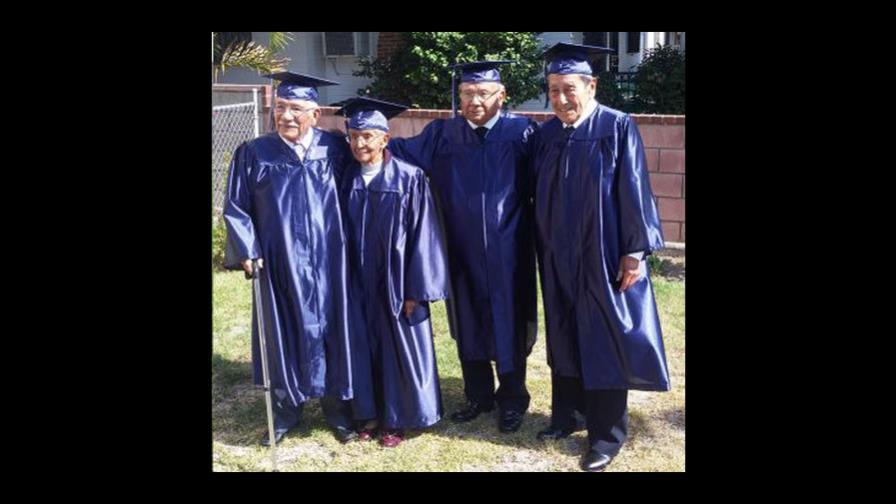 Ancianos EE.UU. se graduan tras 71 años de dejar escuela por guerra mundial