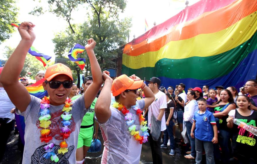Colorida marcha LGBT festeja en México matrimonio gay y familias diversas 