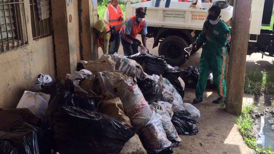 Instituciones reportan fumigación más de 100 mil hogares en San Cristóbal y Santo Domingo Instituciones reportan fumigación más de 100 mil hogares en San Cristóbal y Santo Domingo