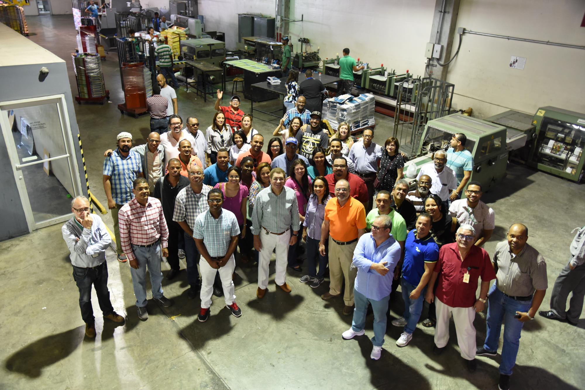 Periodistas de Diario Libre posan para una imagen en la planta de producción del periódico