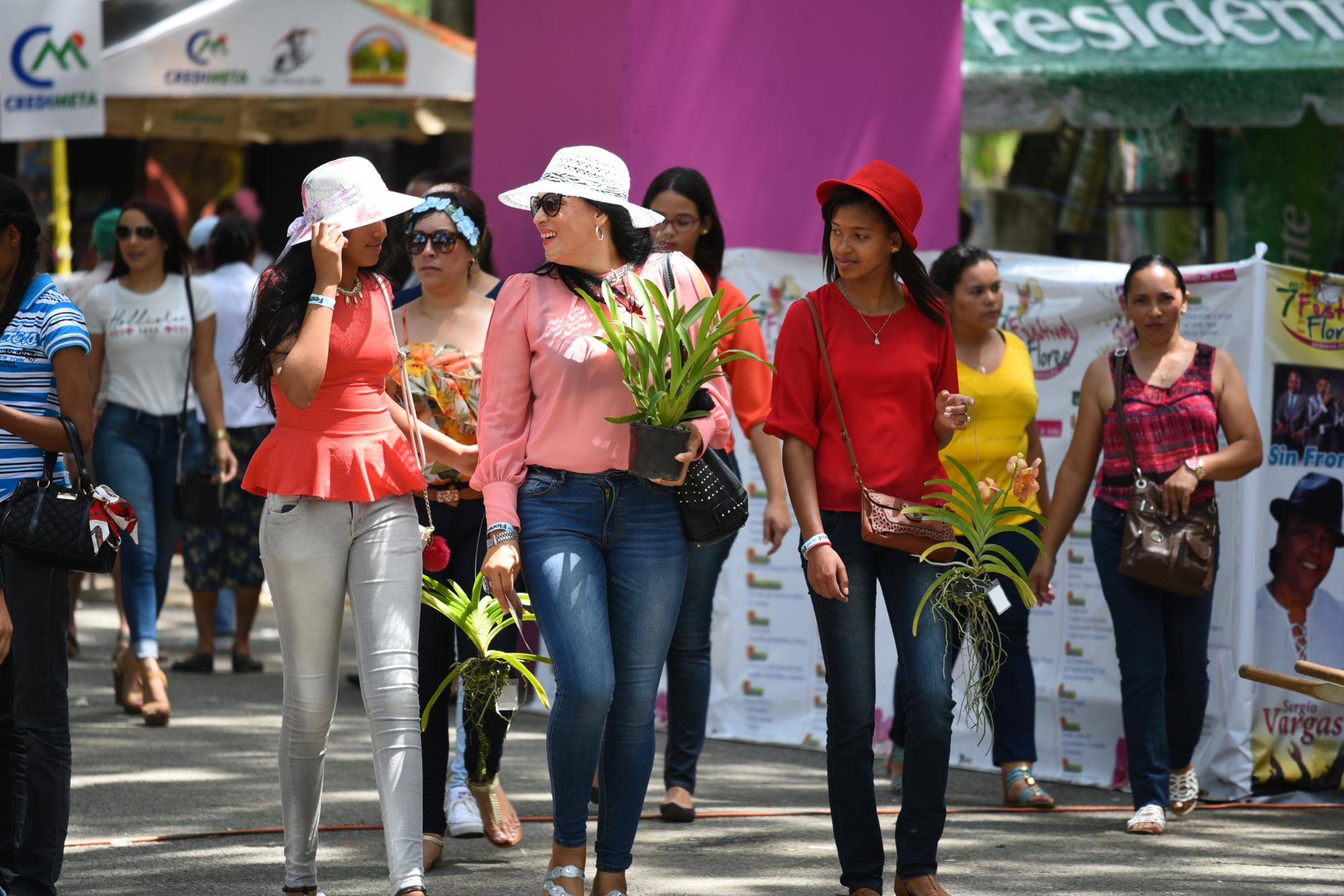 Personas asisten al festival de las flores 