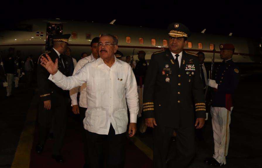 Presidente Medina regresó al país tras asistir a la inauguración de la ampliación del Canal de Panamá