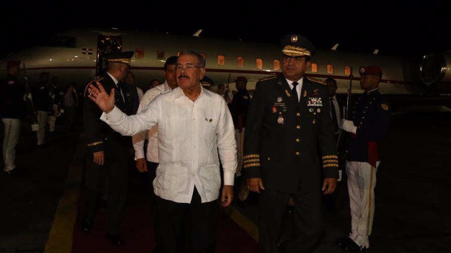 Presidente Medina regresó al país tras asistir a la inauguración de la ampliación del Canal de Panamá