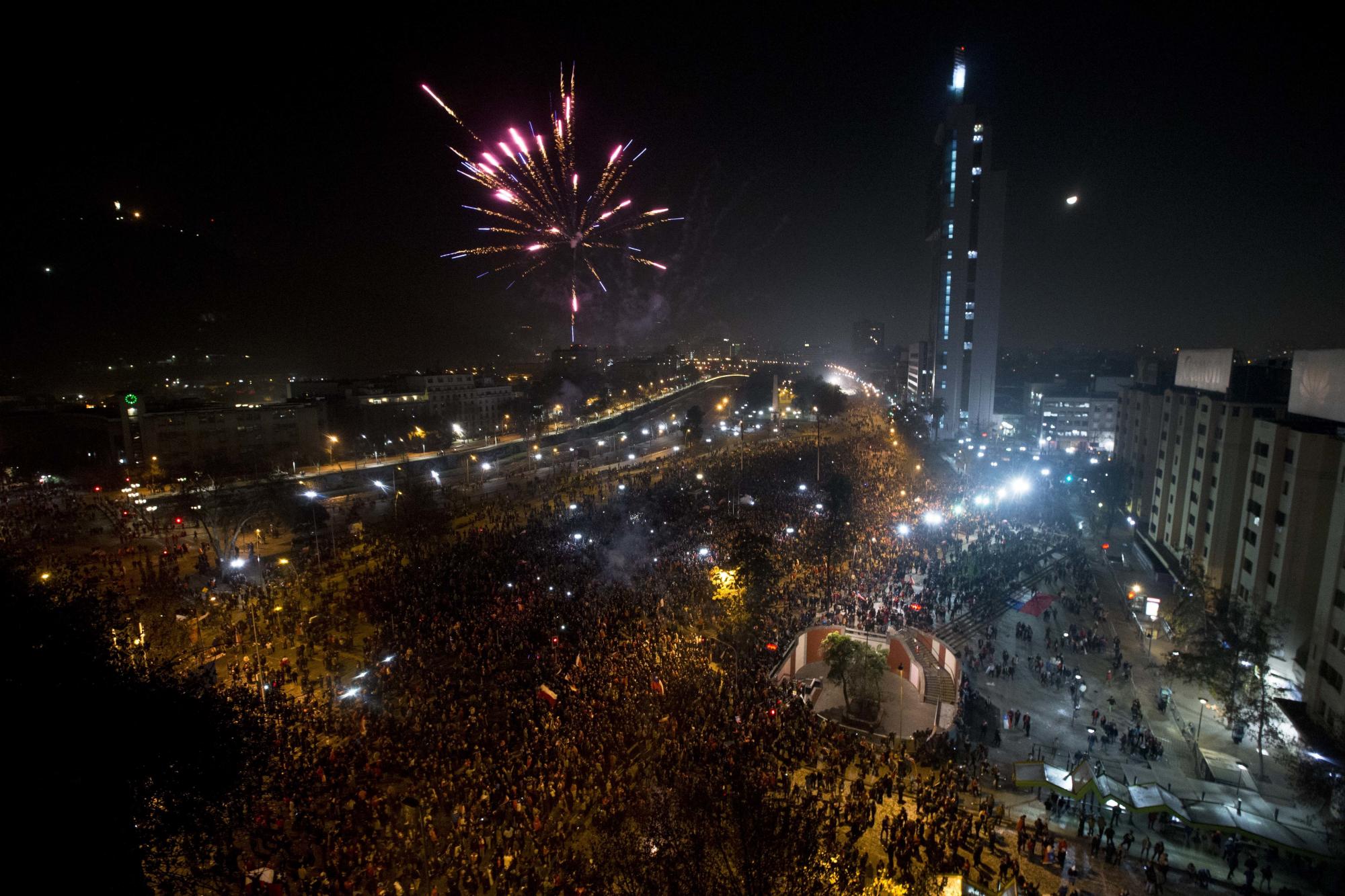 Seguidores de la selección chilena de fútbol celebran la victoria de su equipo ante Argentina en la final de la Copa América Centenario en el estadio MetLife, en Sant Rutherford, New Jersey.