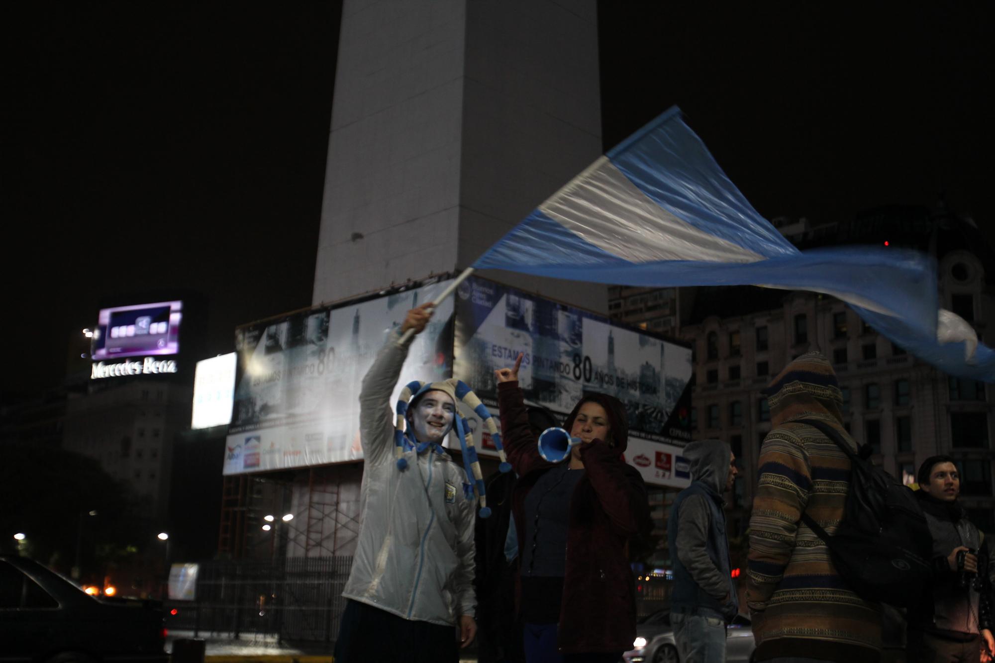 Un de hinchas argentinos celebran el subcampeonato en Copa América 2016 en el Obelisco en Buenos Aires (Argentina). La desolación se apoderó del Obelisco, lugar habitual de celebración de éxitos futbolísticos.