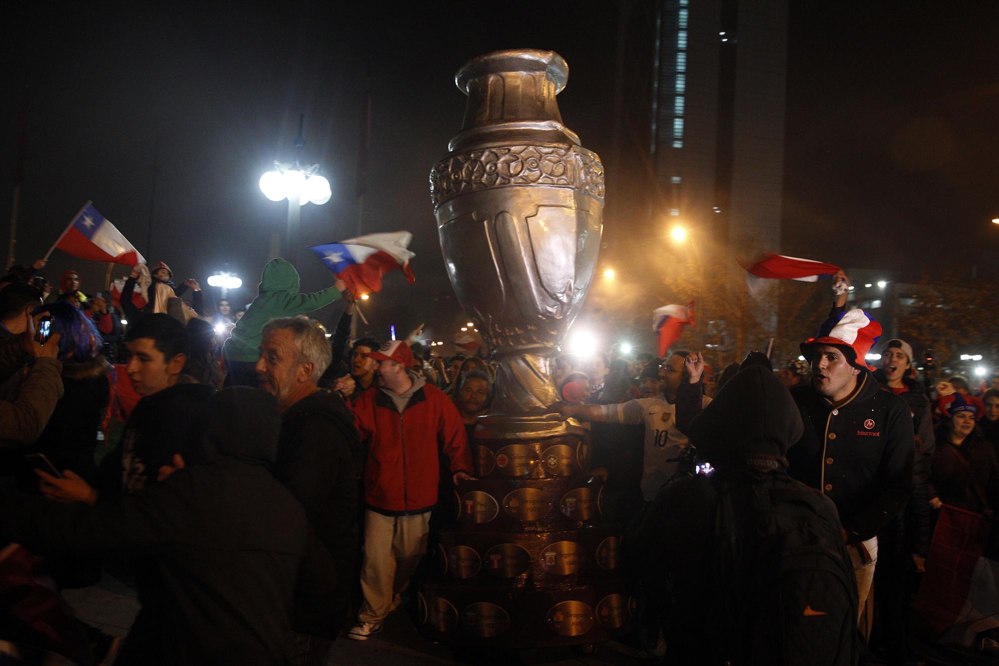Seguidores selección chilena de fútbol celebran al ganar la Copa América Centenario hoy, domingo 26 de junio de 2016, en Santiago de Chile (Chile).