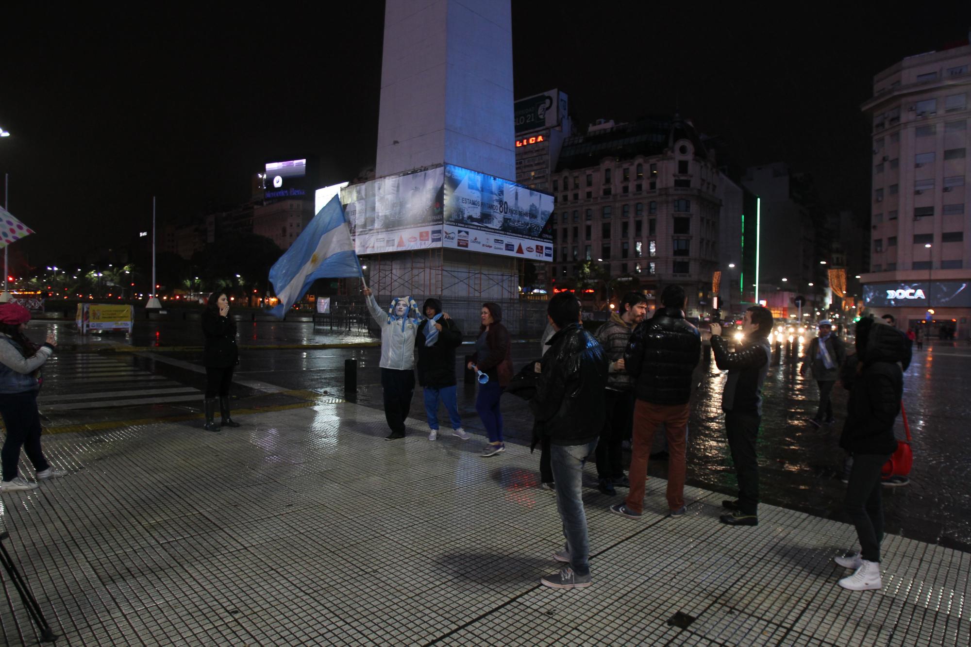 Un pequeño grupo de hinchas argentinos celebran el subcampeonato en Copa América 2016 en el Obelisco en Buenos Aires (Argentina). La desolación se apoderó hoy del Obelisco, lugar habitual de celebración de éxitos.