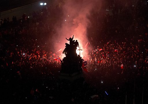 Fanáticos de la selección chilena de fútbol celebran victoria 