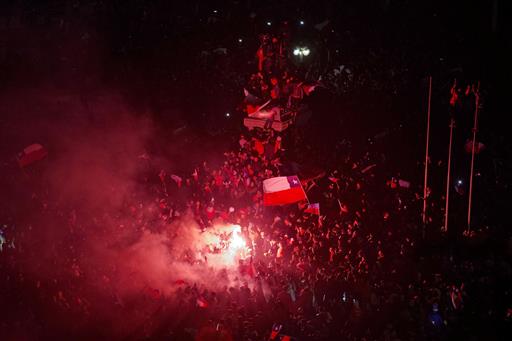 Fanáticos de la selección chilena de fútbol en celebración.