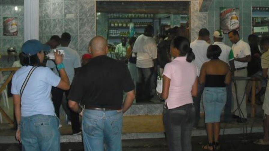 Interior y Policía dice que notifica centros de expendio de alcohol que causan caos en avenidas 