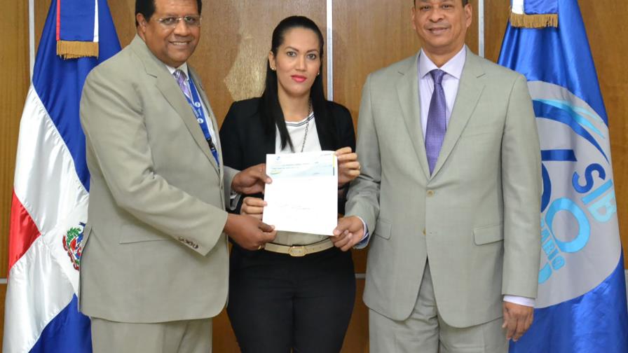 Superintendencia de Bancos entrega recursos a ahorrantes que estaban pendientes desde 1990