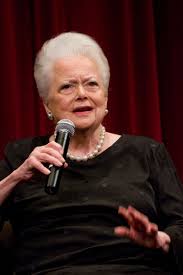  La actriz Olivia de Havilland habla durante una actividad