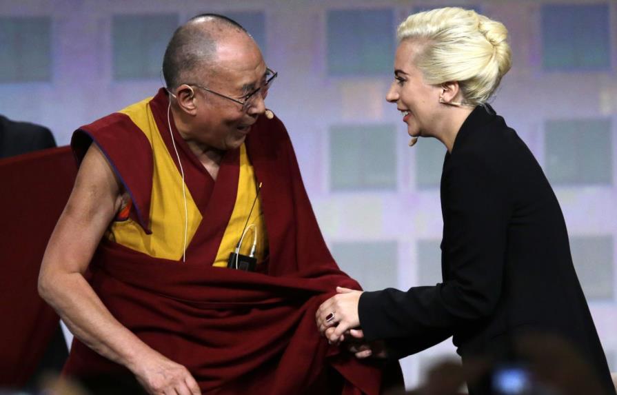 Lady Gaga provoca enfado en China al reunirse con el dalái lama 