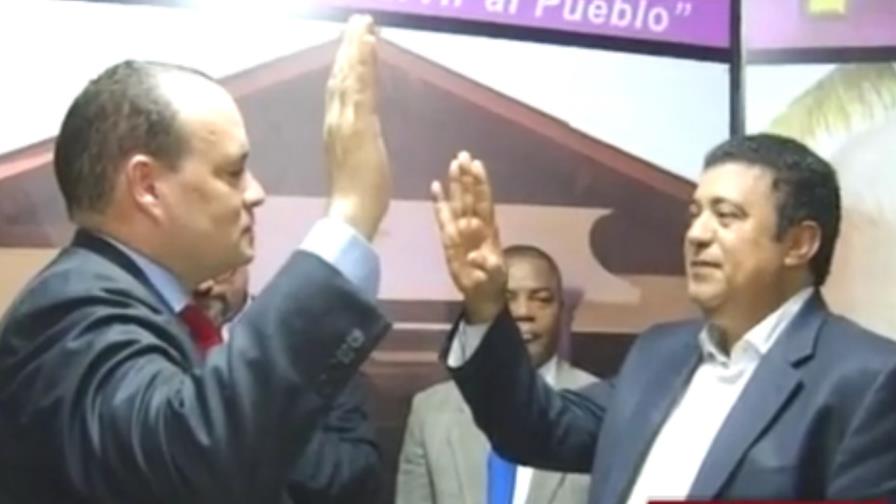Presidente del Colegio de Abogados se juramenta en el PLD