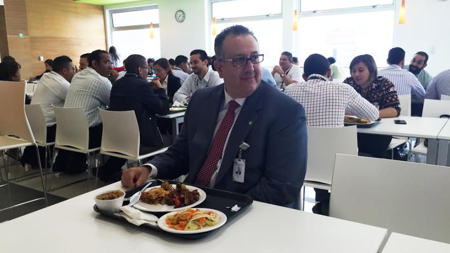 En primer día de trabajo, director de la DGII almuerza con los empleados