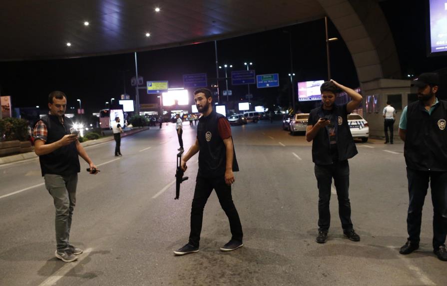 Aumentan a 10 los muertos en un atentado contra el mayor aeropuerto de Estambul