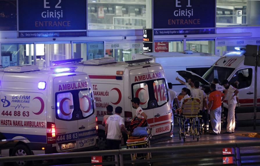 Aumentan a 28 muertos en un atentado contra el mayor aeropuerto de Estambul