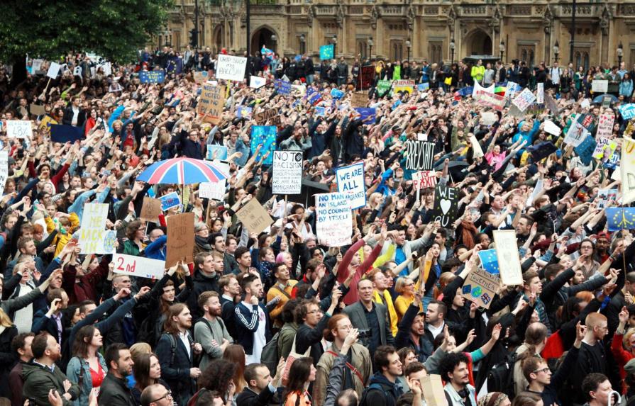 Miles de personas protestan en Londres contra el “brexit”