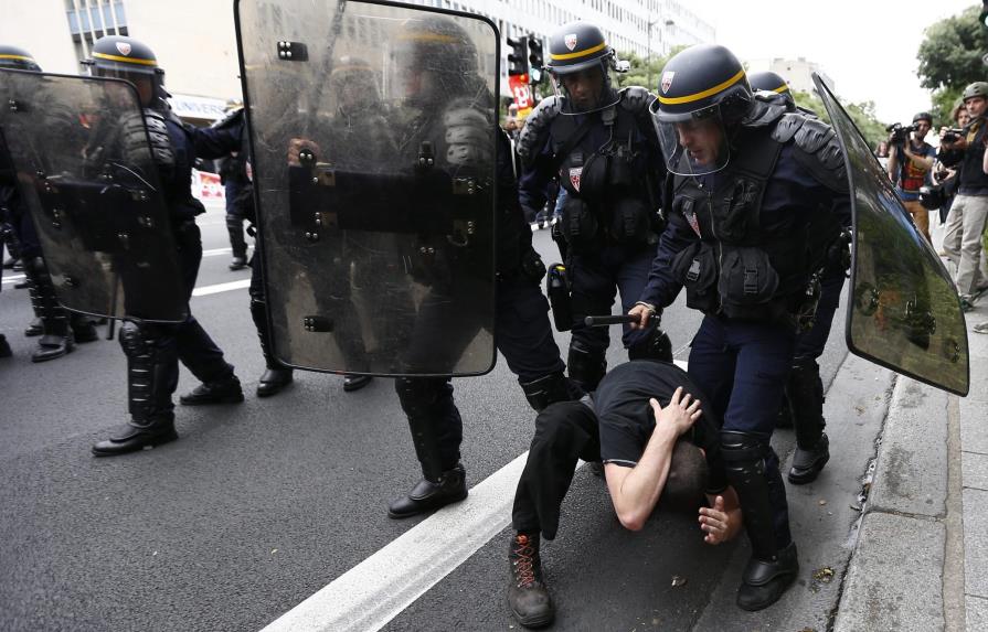 Protestan en París contra reforma laboral; Senado la aprueba 