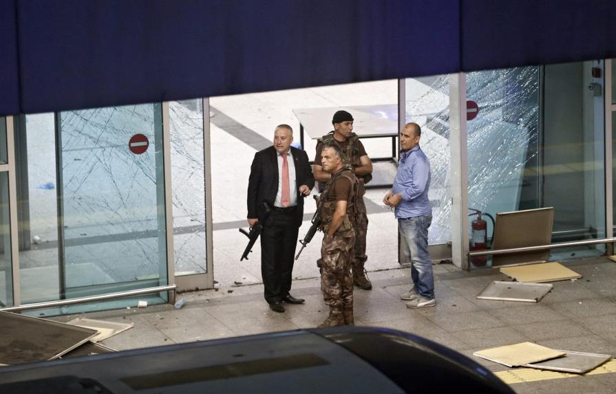 Al menos 32 muertos en atentado suicida en aeropuerto de Estambul