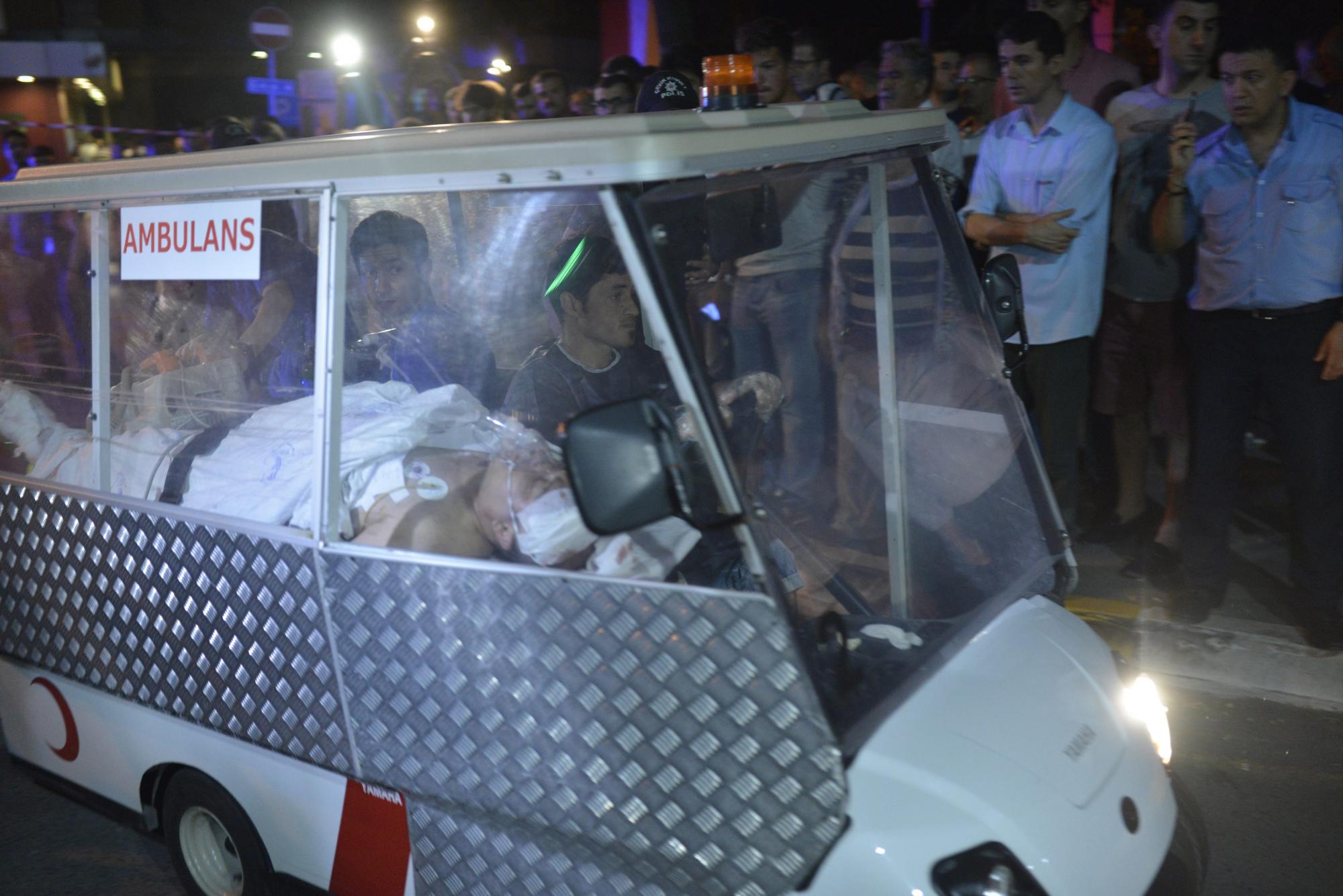 Médicos transportan heridos después del ataque suicida.