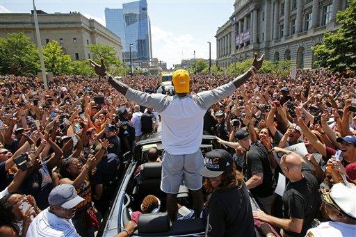 LeBron se declara agente libre para quedarse con Cleveland 