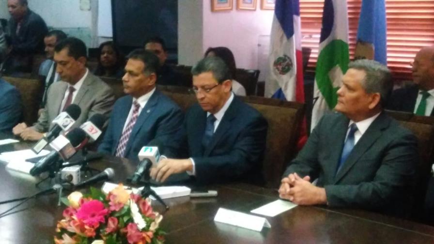 Migración y Aduanas acuerdan establecer un formulario único para pasajeros 