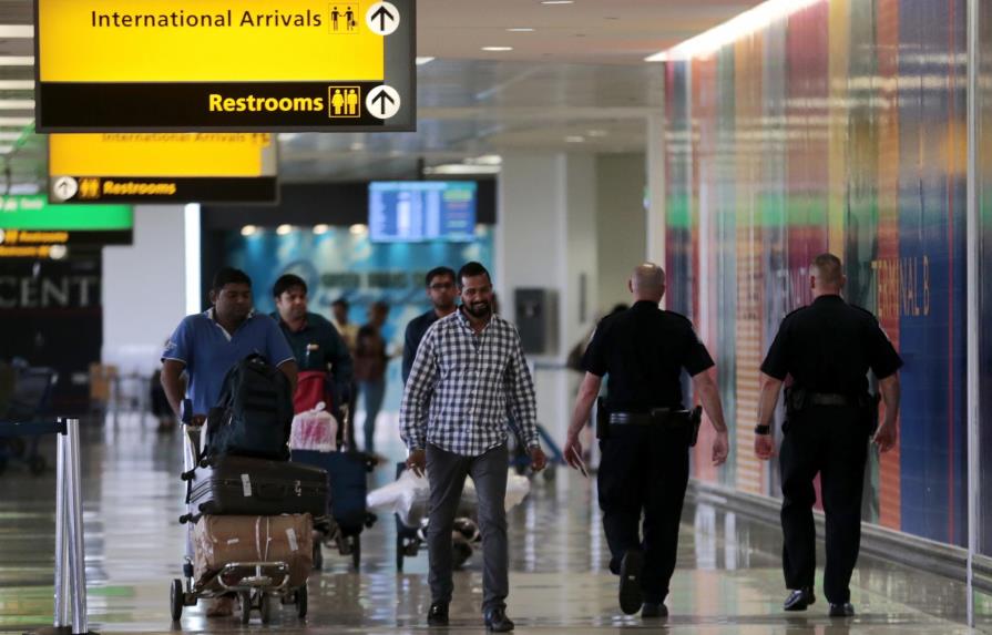 EE.UU. aumenta los registros en los aeropuertos tras el atentado de Turquía