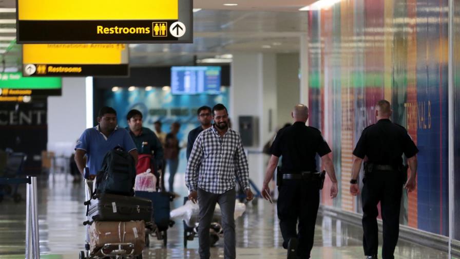 EE.UU. aumenta los registros en los aeropuertos tras el atentado de Turquía EE.UU. aumenta los registros en los aeropuertos tras el atentado de Turquía