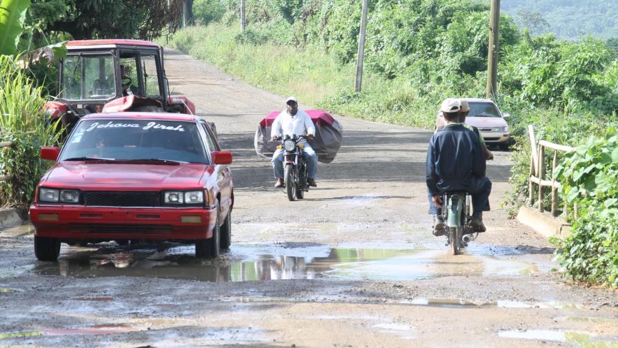 Choferes reclaman por construcción carretera en Sabana de la Mar