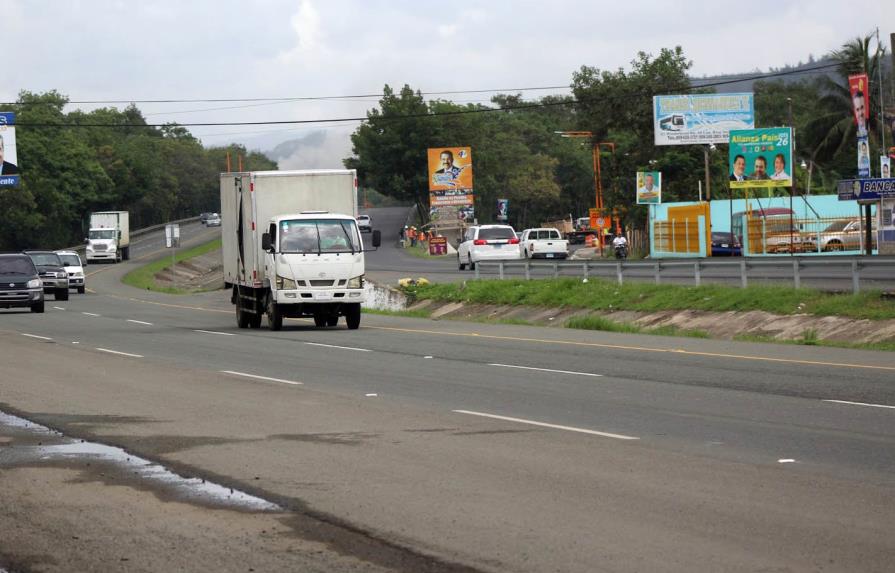 Tres personas mueren en accidente entre camiones en la autopista Duarte