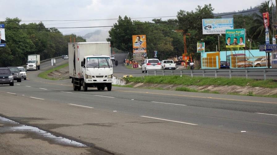 Tres personas mueren en accidente entre camiones en la autopista Duarte