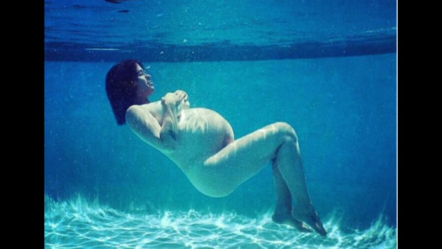 Alanis Morissette muestra su embarazo con desnudo bajo el agua 