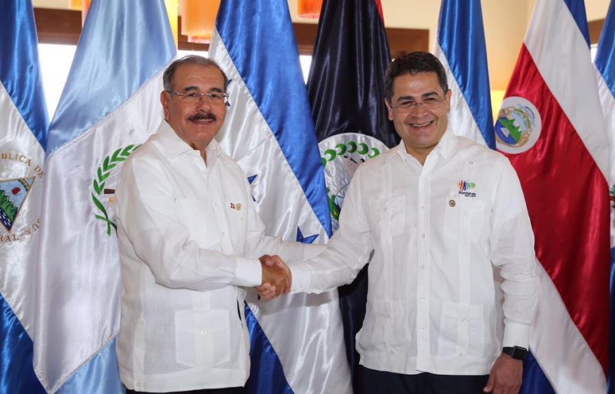 Presidentes de República Dominicana y Panamá llegan a Honduras para Cumbre del SICA