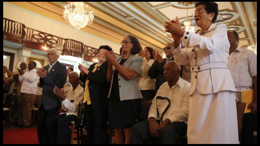 La Presidencia reconoce méritos de maestros por su trayectoria educativa