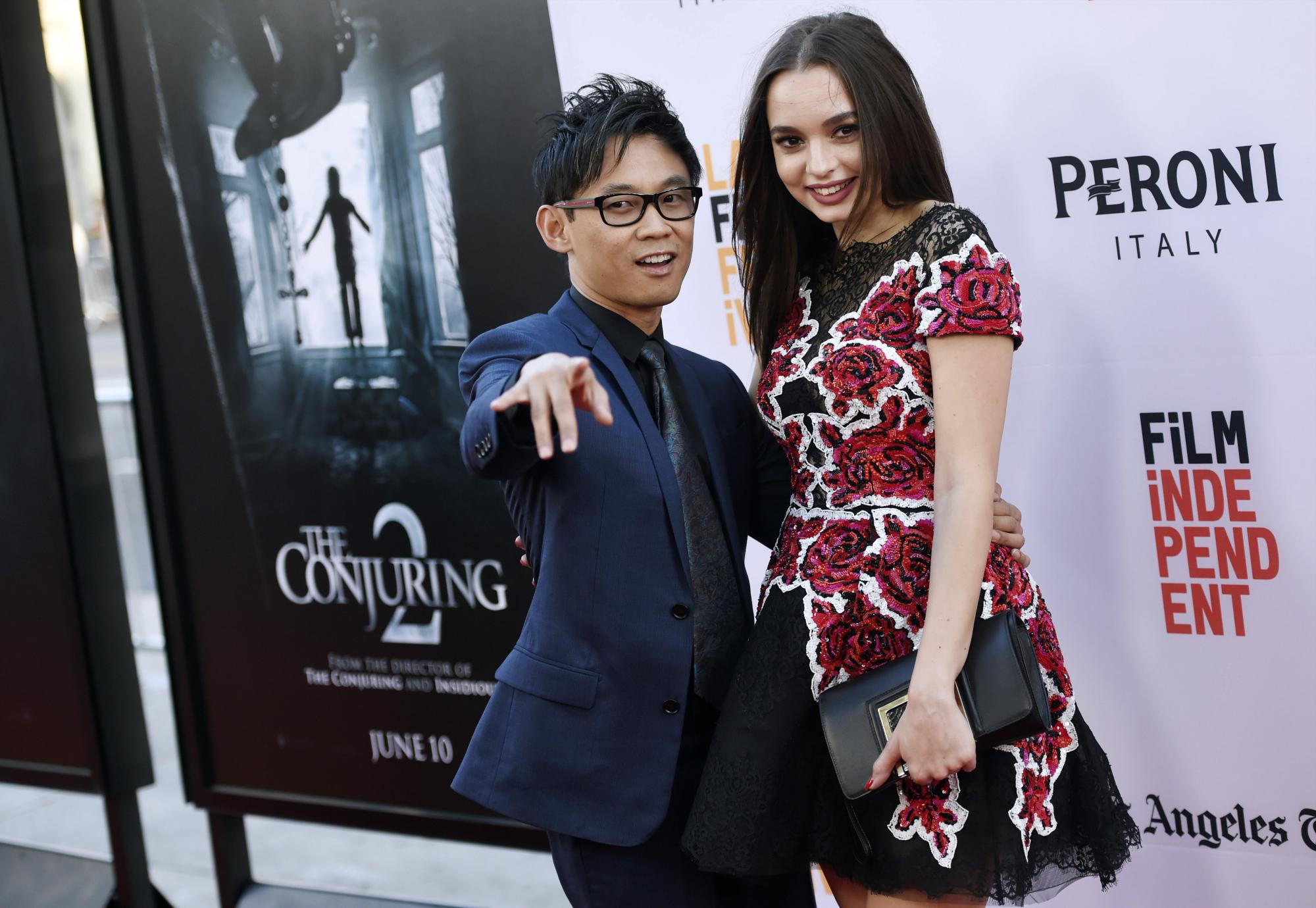 James Wan, izquierda, director y coguionista de The Conjuring 2, posa con la actriz rumana Ingrid Bisu en el estreno de la cinta durante el Festival Cinematográfico de Los Ángeles en el Teatro Chino TCL el martes 7 de junio de 2016, en Los Ángeles.