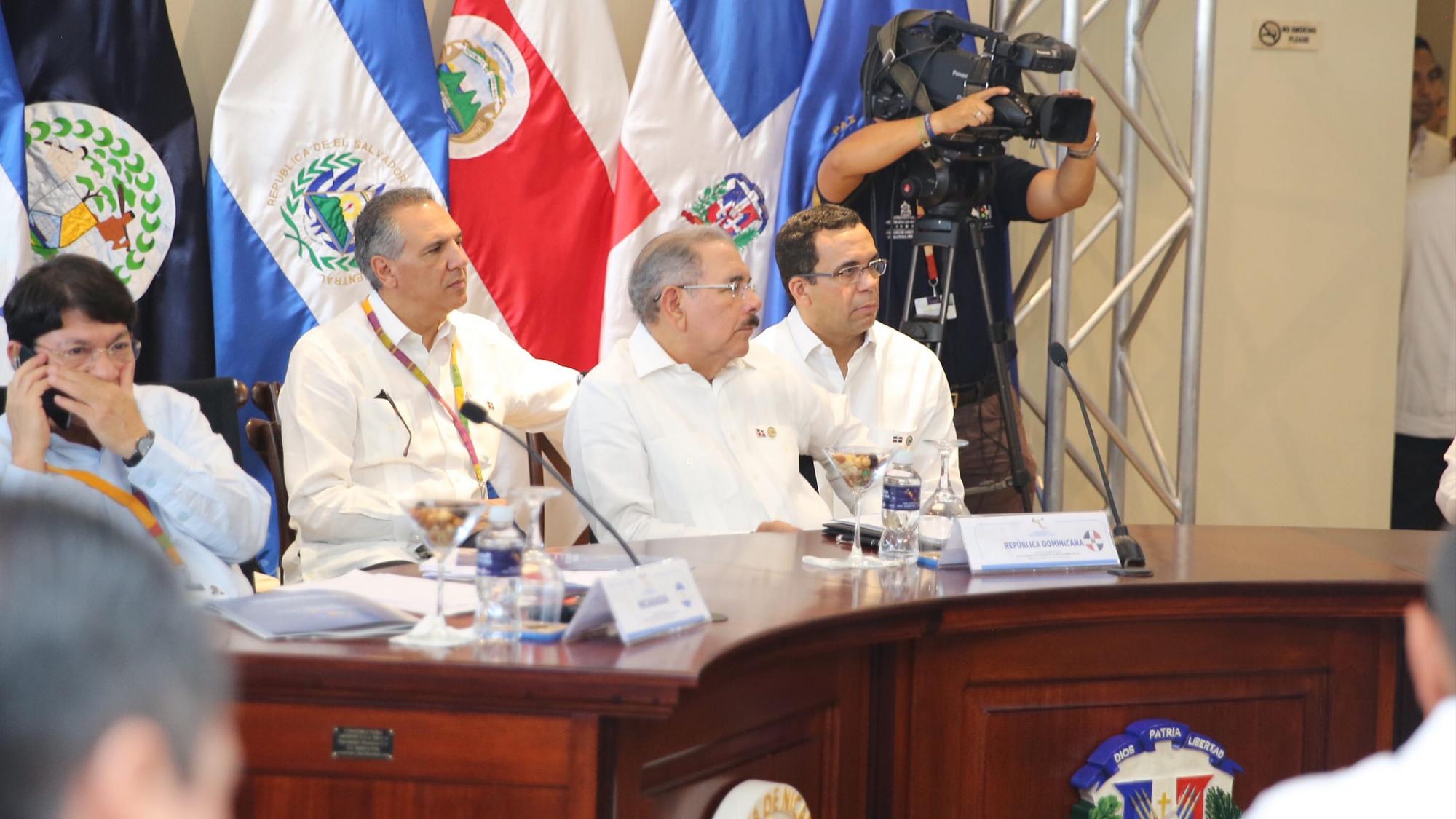 El presidente Danilo Medina, junto al canciller Ándres Navarro y el ministro José Ramón Peralta. 