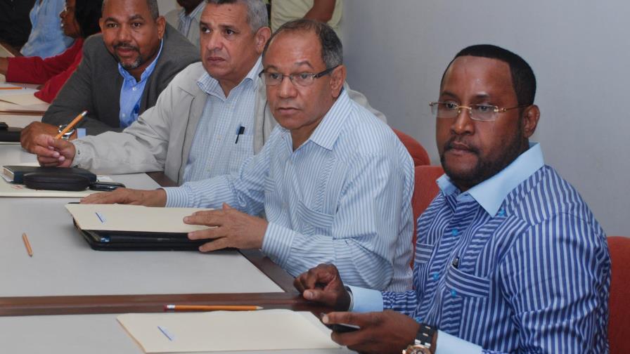 El sector sindical se opone a que haya nuevos impuestos en el pacto fiscal
Sector sindical está opuesto impongan impuestos en pacto El sector sindical se opone a que haya nuevos impuestos en el pacto fiscal
Sector sindical está opuesto impongan impuestos en pacto