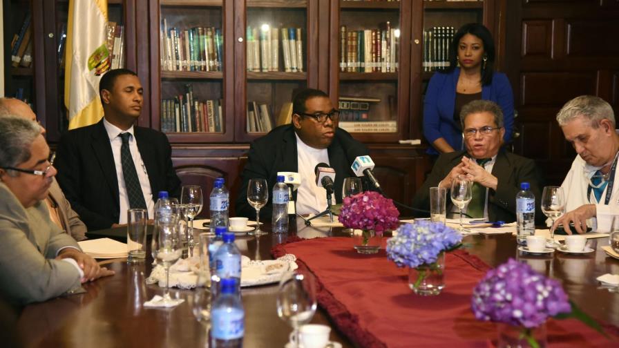 El tema salarios alarga el diálogo entre los gremios de salud y el Gobierno