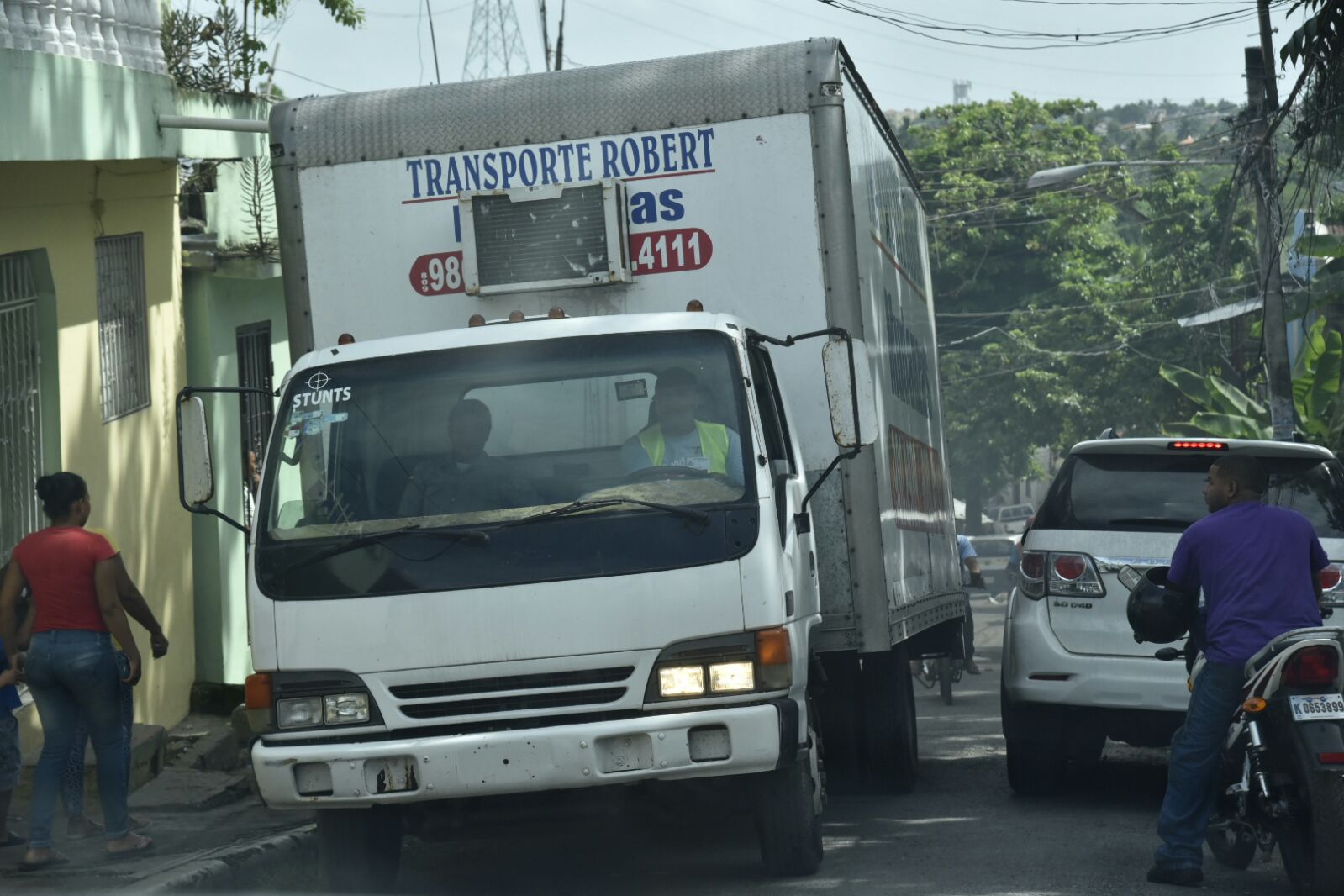 Camiones cerrados trasladan los ajuares de las familias que residirán en el proyecto habitacional La Nueva Barquita.