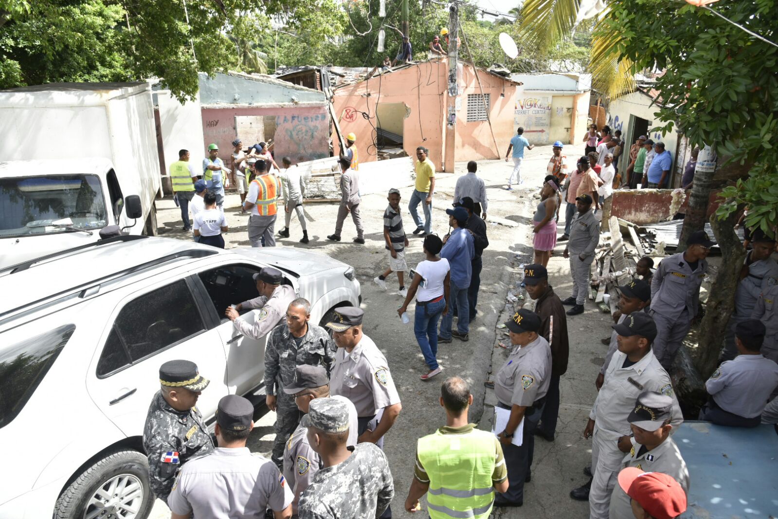 Agentes de la Policía custodian el proceso de mudanza.